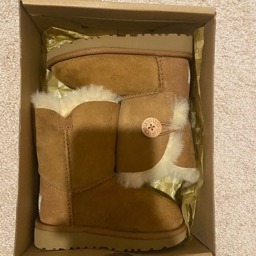 Bailey Button Toddler Ugg Boots 7c